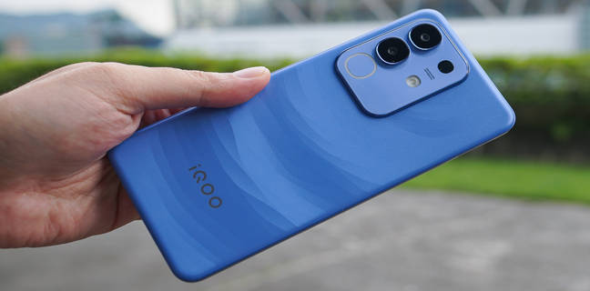 Hands-On iQoo Z10x, HP Tahan Banting dengan Baterai Besar