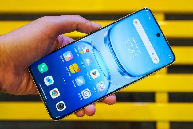 Menggenggam IQoo Z10, HP Berbaterai Terbesar 7.300 MAh