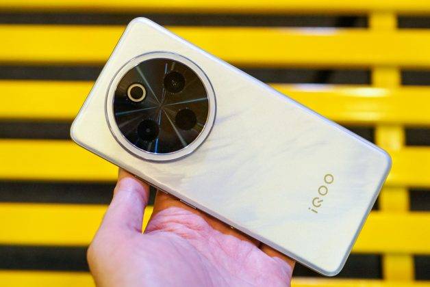 Menggenggam IQoo Z10, HP Berbaterai Terbesar 7.300 MAh