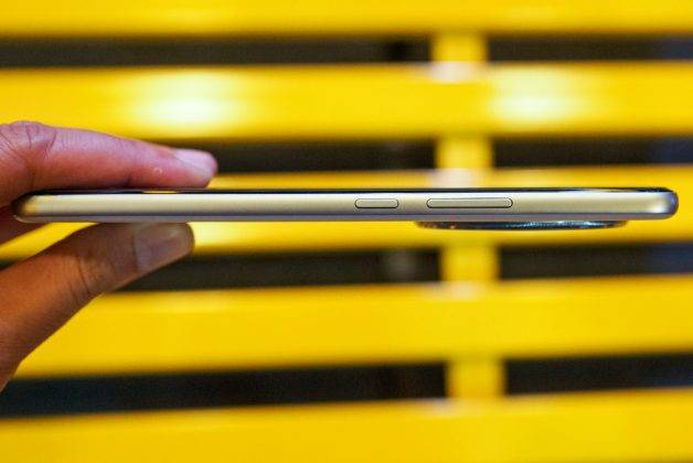 Menggenggam IQoo Z10, HP Berbaterai Terbesar 7.300 MAh
