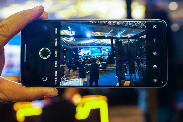 Menggenggam IQoo Z10, HP Berbaterai Terbesar 7.300 MAh