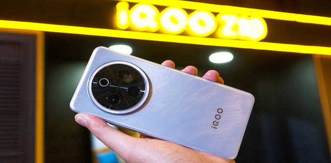 Menggenggam IQoo Z10, HP Berbaterai Terbesar 7.300 MAh