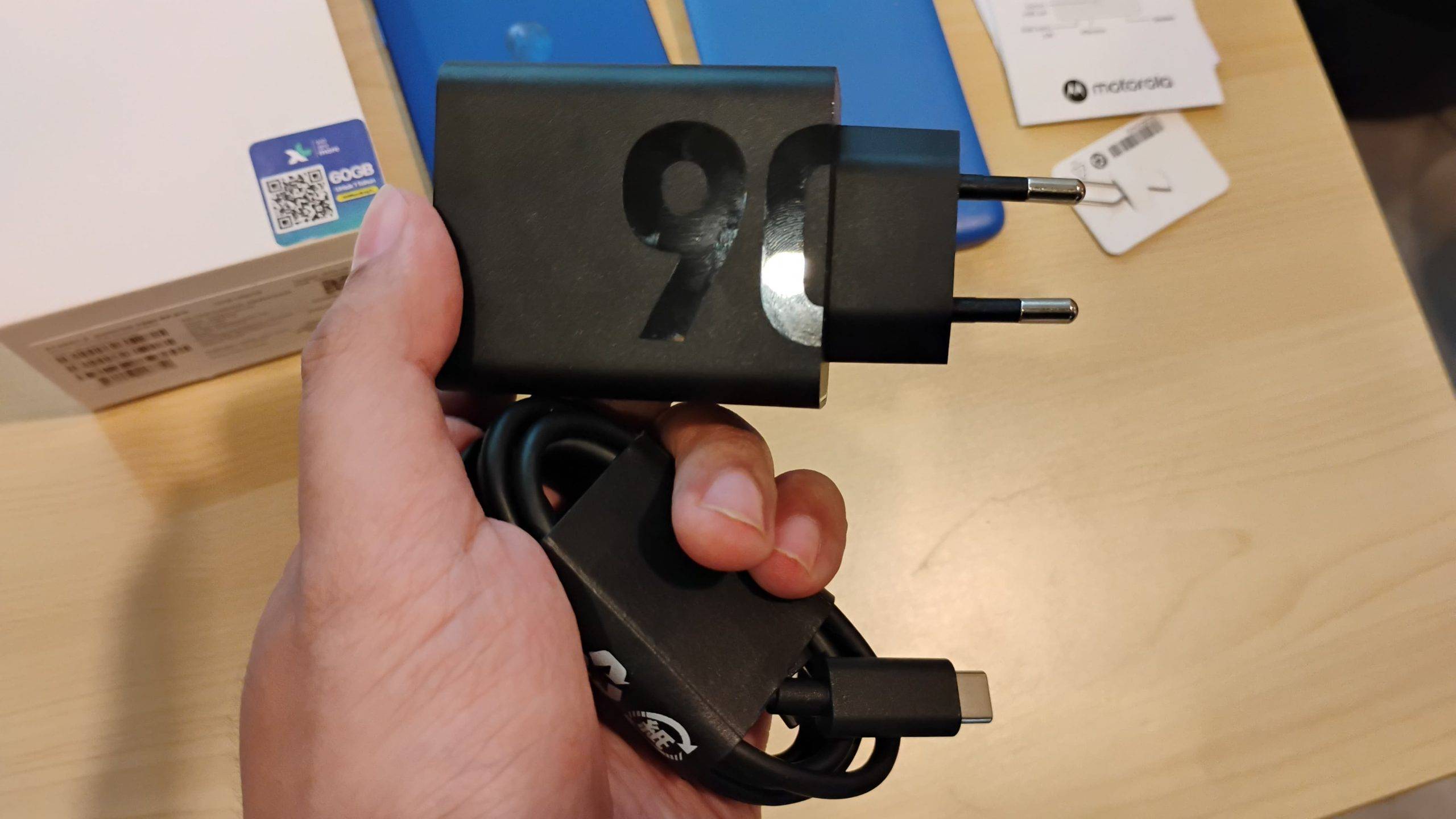 Charger 90 watt tersedia dalam boks penjualan.