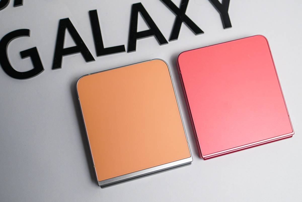 Galaxy Z Flip 6 (kiri), Flip 7 (kanan).