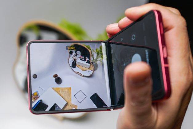 Mengenggam Samsung Galaxy Z Flip 7, Lebih Ramping, Lebih Lebar, Lebih Baik dari Sebelumnya