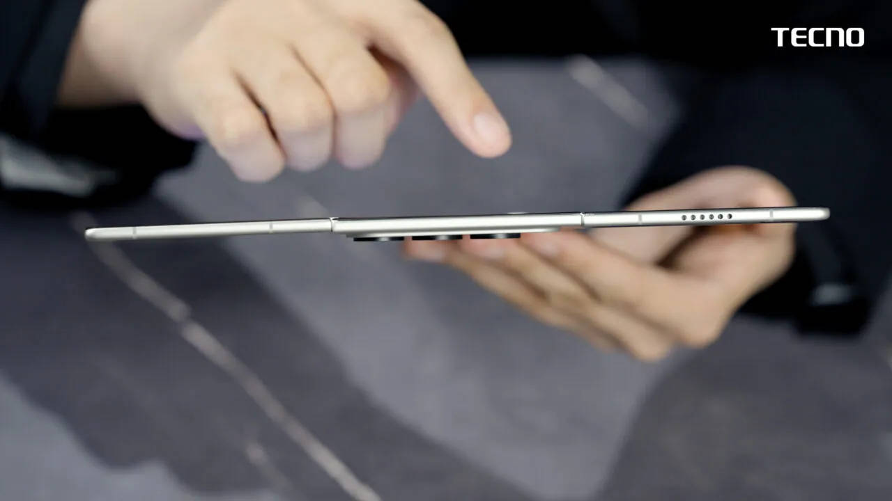 Ketebalan Tecno Phantom Ultimate G Fold Concept hanya 3,49 mm saat terbentang.