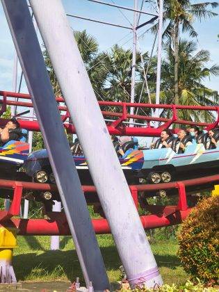 Tidak terlihat buram kendati roller coaster melaju dengan kecepatan tinggi.