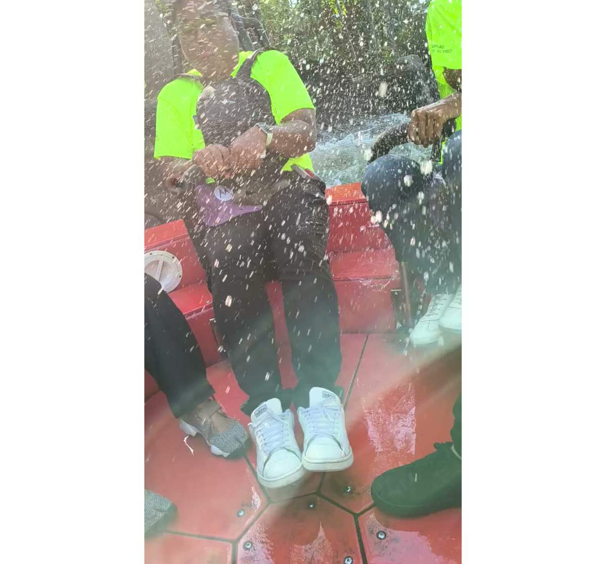 Tidak perlu khawatir ponsel rusak saat di wahana berair.