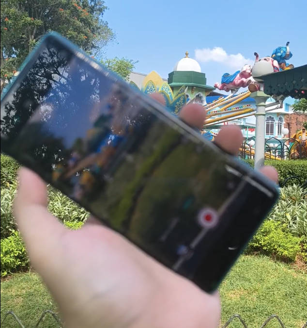 Fitur Horizontal Lock, orientasinya tetap stabil meskipun ponsel dimiringkan. 