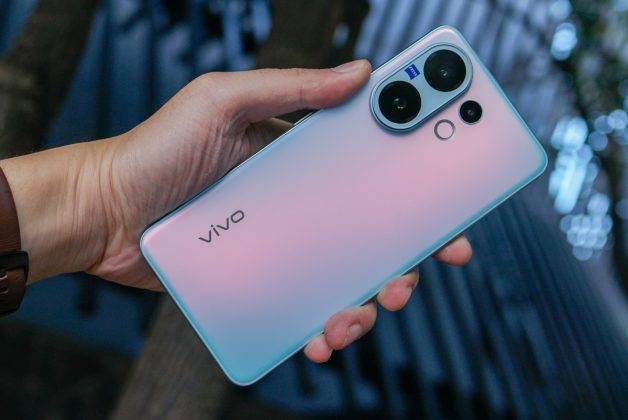Menggenggam Vivo V60, Calon HP Snapdragon 7 Gen 4 Pertama di Indonesia