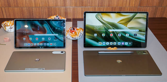 Tablet Motorola Moto Pad 60 Lite dan Pad 60 Pro Resmi Dijual di Indonesia, Begini Tampilannya aksesori Casing Bening Moto Original dengan stand.