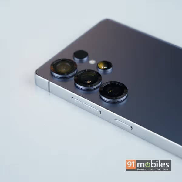 Bodi Galaxy S25 Ultra dilihat dari samping atas.