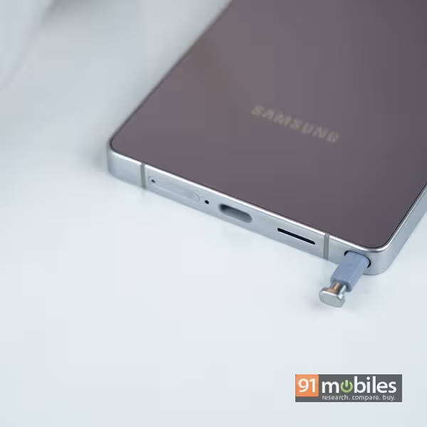 S Pen yang disimpan di dalam bodi Galaxy S25 Ultra.