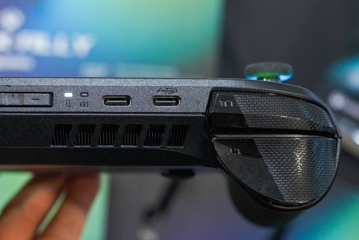 Asus ROG Xbox Ally X punya port USB 4 yang mendukung Thunderbolt 4. Fitur ini tidak ada pada ROG Xbox Ally standar.
