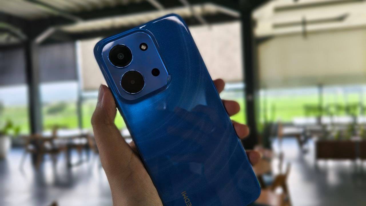Tampilan bodi belakang Redmi 15C, punya efek glitter dan pola riak air yang menawan serta modul kamera persegi.