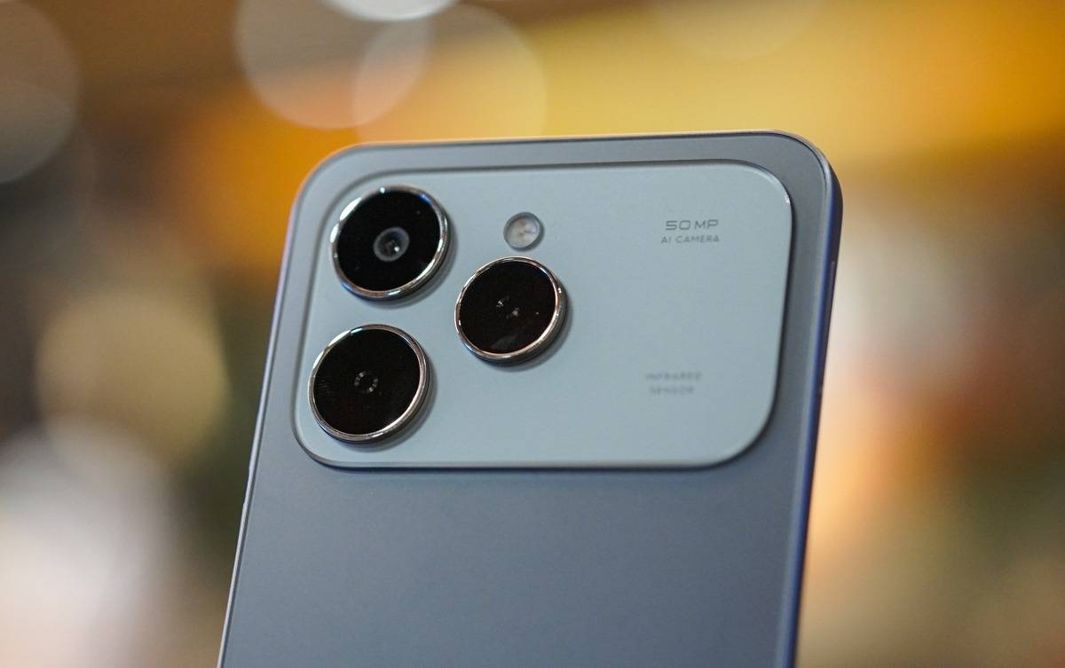 Tampilan modul kamera persegi panjang yang memanjang ke kanan, mirip "camera plateau" pada iPhone 17 Pro.