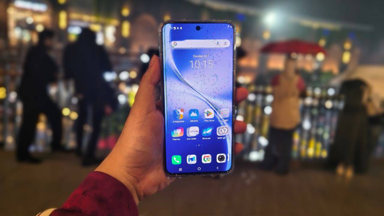 Vivo V60 Lite 5G masih berfungsi normal meskipun layar terkena guyuran air gerimis.