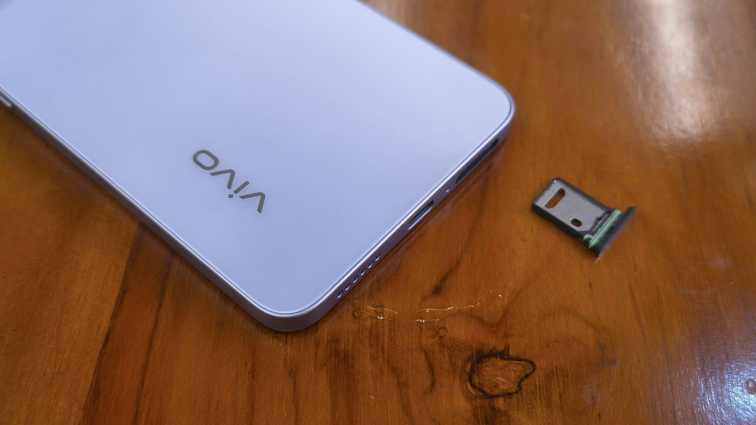 Vivo V60 Lite 5G tidak dapat diselipkan kartu MicroSD.