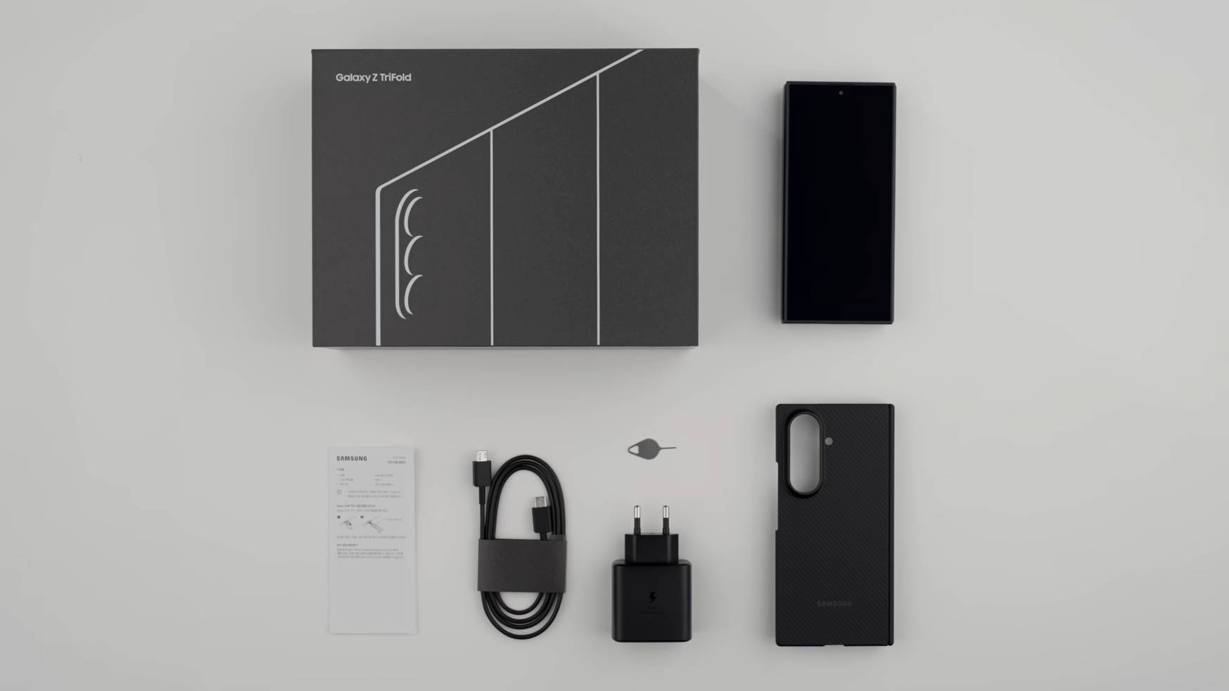 Isi paket penjualan Galaxy Z TriFold, ada charger 45 watt, casing, dan kabel USB-C.