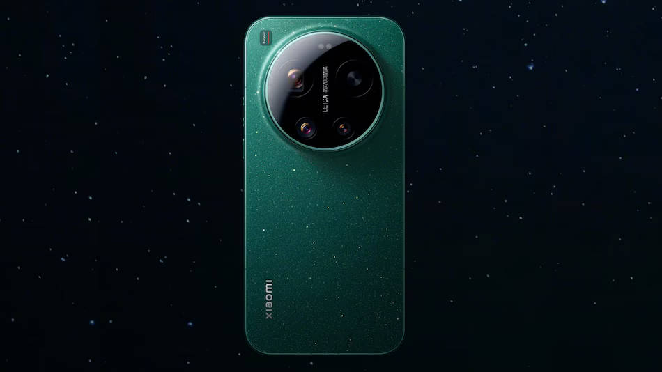 Xiaomi 17 Ultra varian Starry Green, mengusung kamera belakang bundar raksasa yang terletak di tengah.