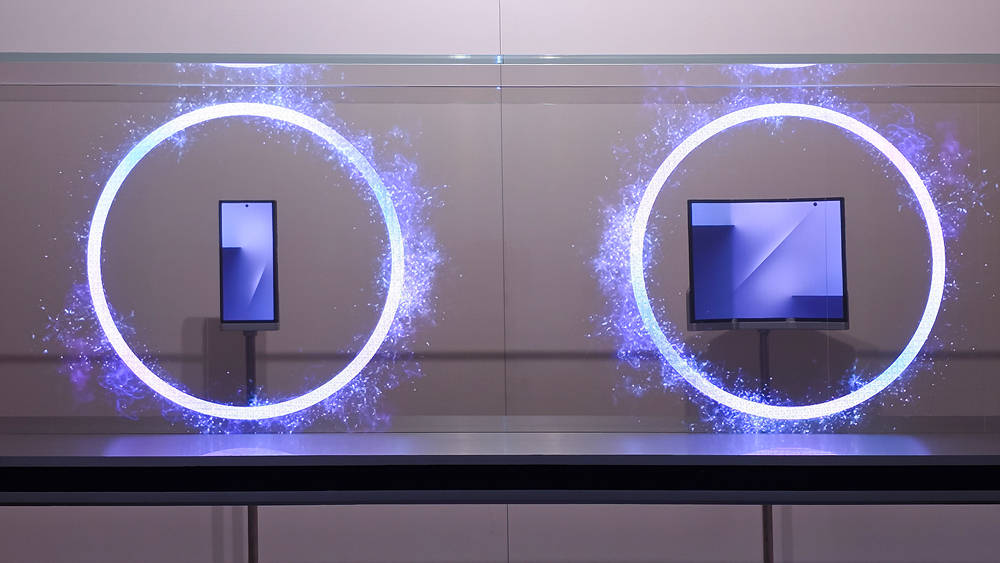 Pameran Samsung Galaxy Z TriFold di CES 2026.