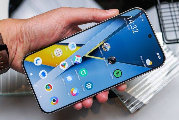 Menggenggam Poco F8 Ultra, HP Termahal dari Poco