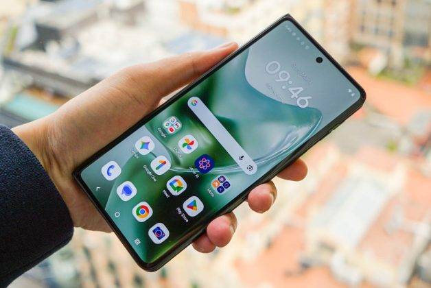 Menjajal Razr Fold, HP Lipat Book Style Pertama Motorola