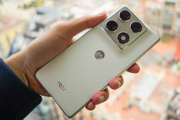 Menjajal Razr Fold, HP Lipat Book Style Pertama Motorola