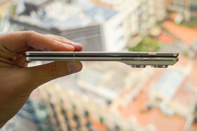 Menjajal Razr Fold, HP Lipat Book Style Pertama Motorola