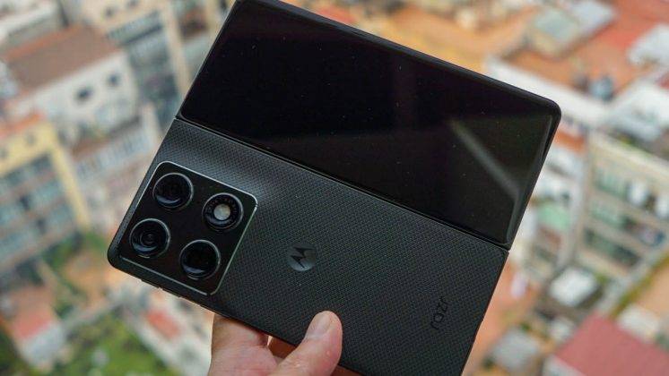 Menjajal Razr Fold, HP Lipat Book Style Pertama Motorola