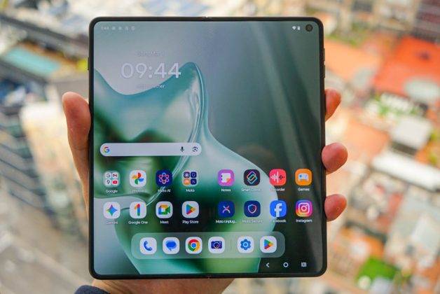Menjajal Razr Fold, HP Lipat Book Style Pertama Motorola