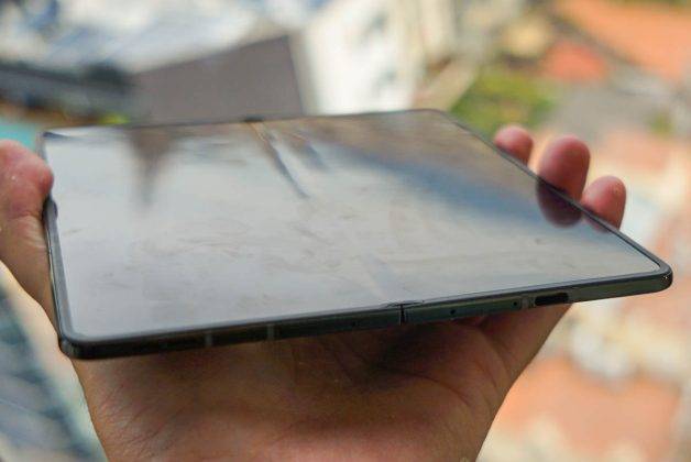 Menjajal Razr Fold, HP Lipat Book Style Pertama Motorola