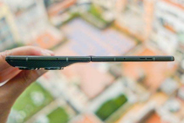 Menjajal Razr Fold, HP Lipat Book Style Pertama Motorola