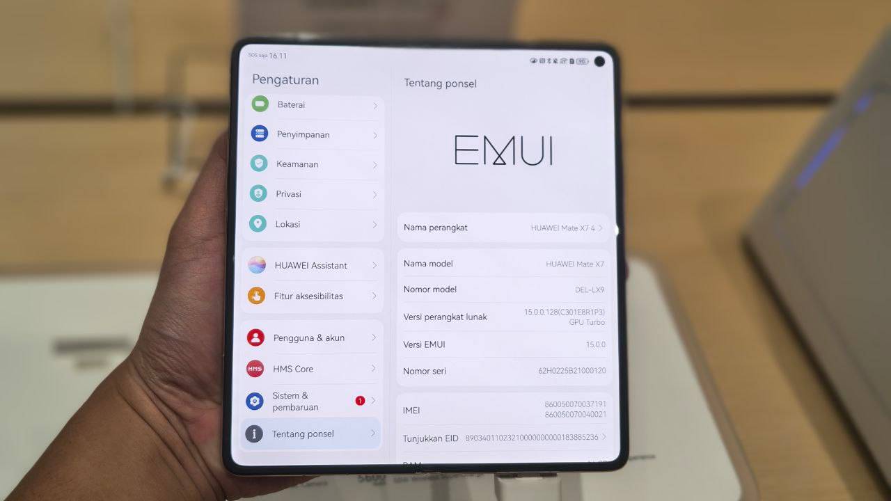 Huawei Mate X7 berjalan pada EMUI 15.