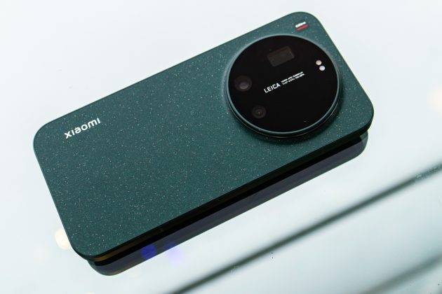 Menggenggam Xiaomi 17 Ultra, Flagship Terbaru Berkamera Zoom Leica
