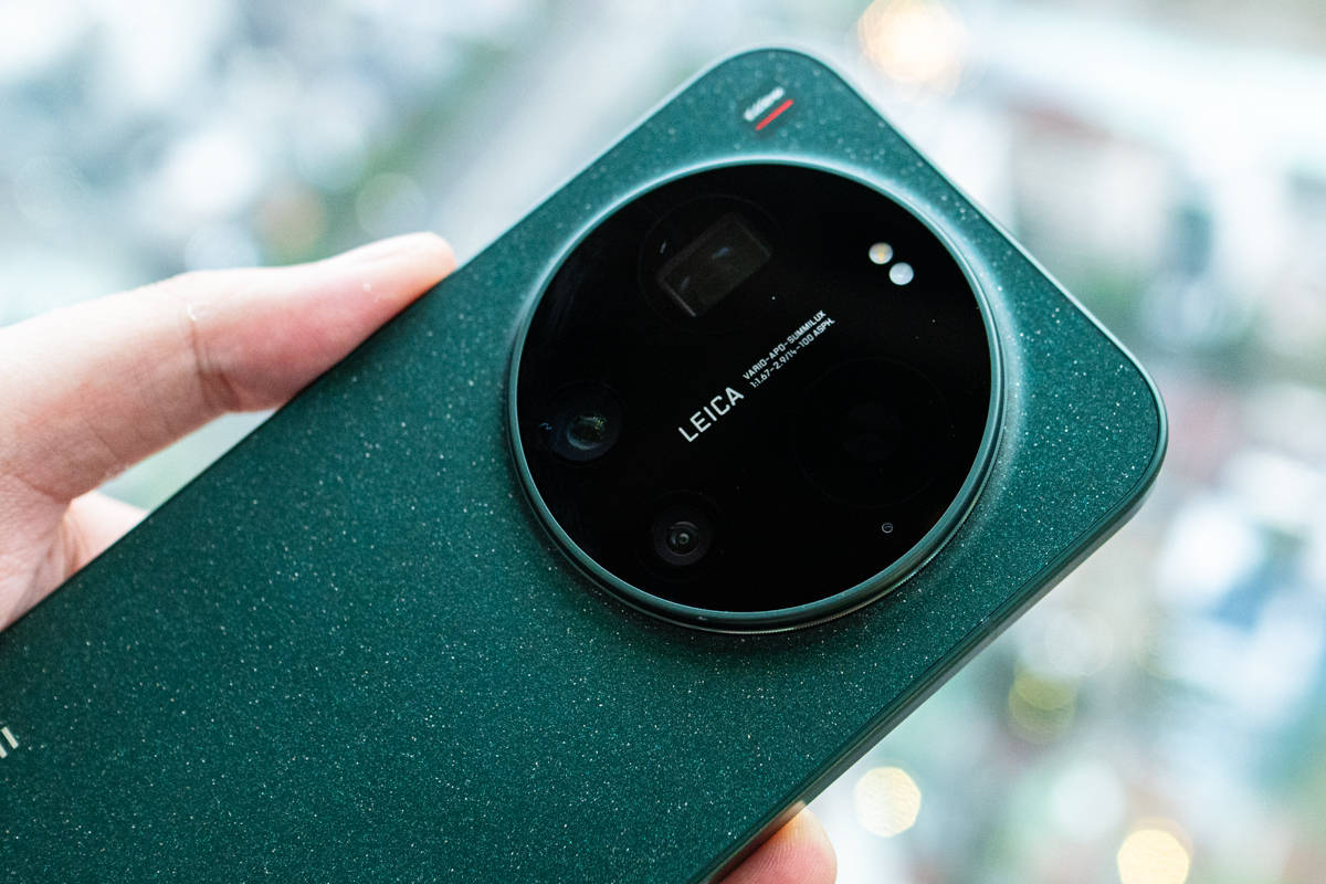 Menggenggam Xiaomi 17 Ultra, Flagship Terbaru Berkamera Zoom Leica