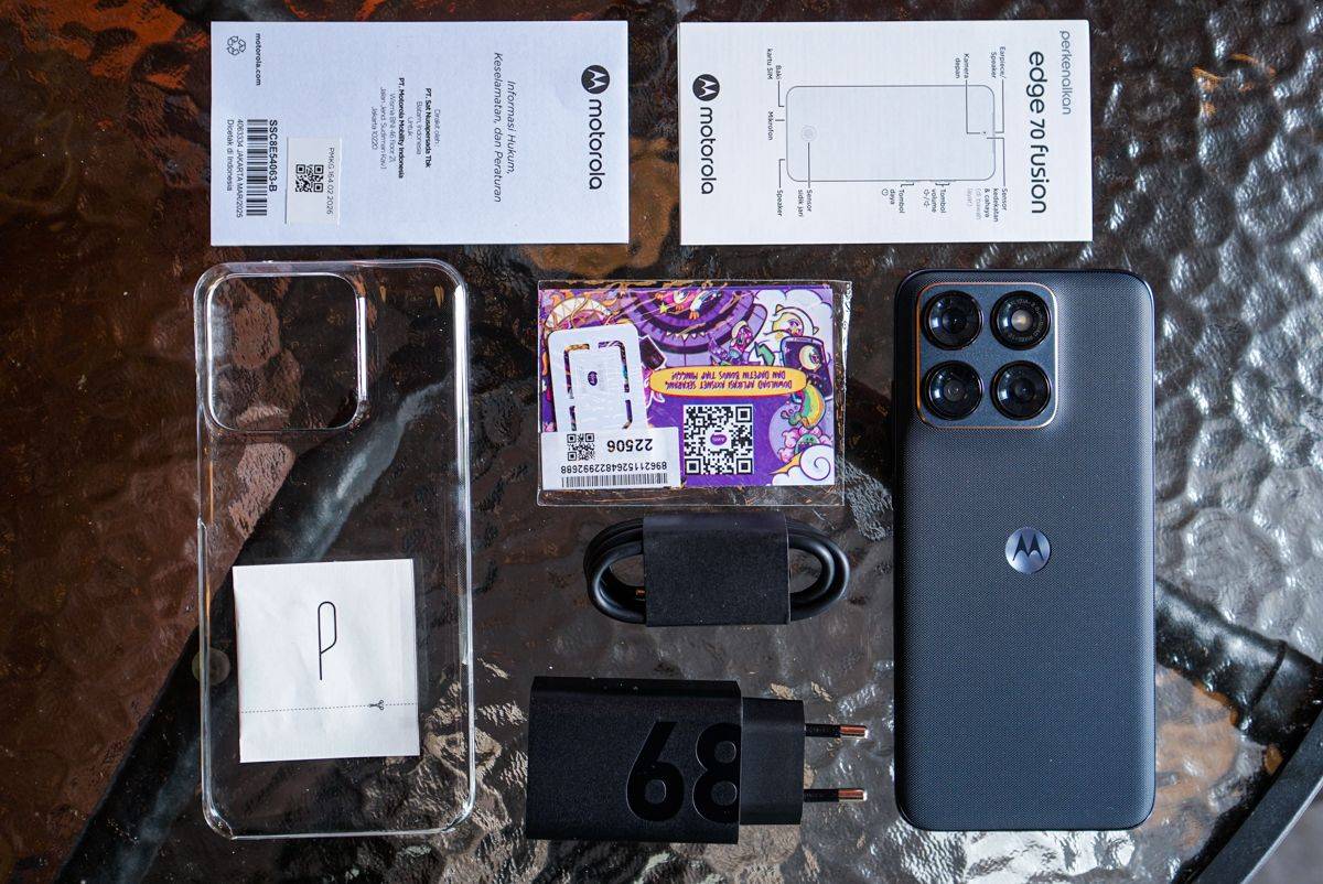 Isian kemasan Motorola Edge 70 Pro, lengkap dengan charger 68 watt. 