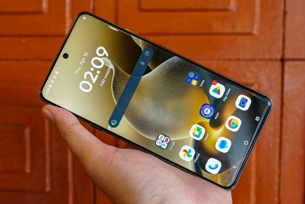 Menggenggam Motorola Signature, HP Flagship Ramping Berkamera Mumpuni