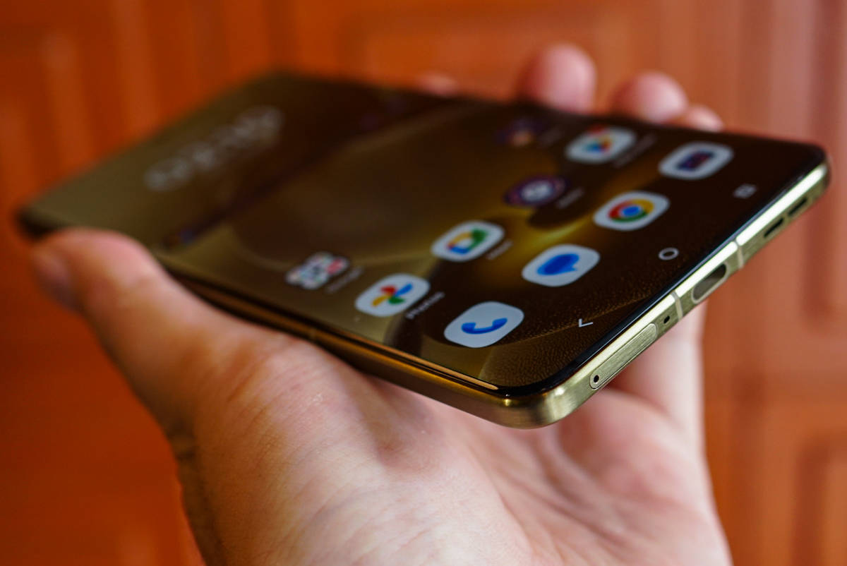 Menggenggam Motorola Signature, HP Flagship Ramping Berkamera Mumpuni