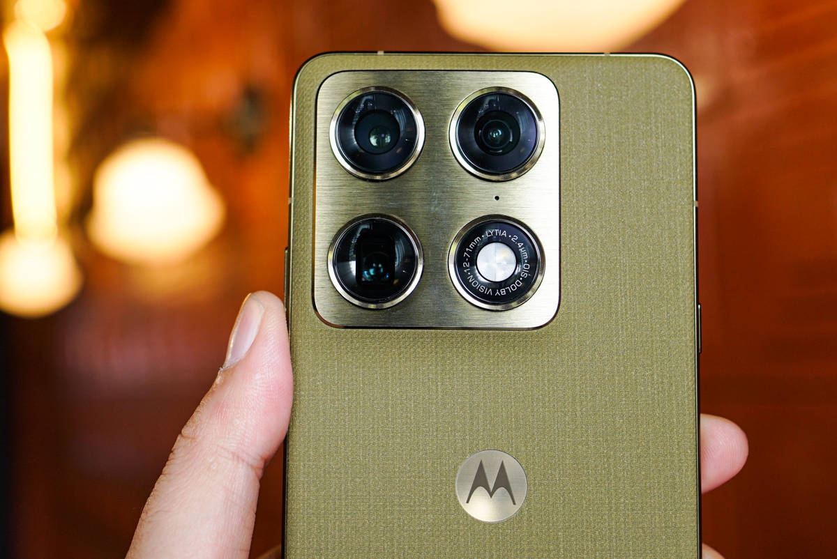 Menggenggam Motorola Signature, HP Flagship Ramping Berkamera Mumpuni