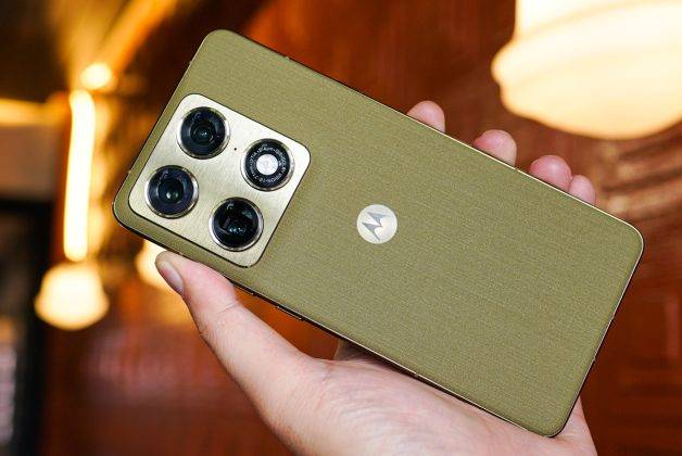Menggenggam Motorola Signature, HP Flagship Ramping Berkamera Mumpuni