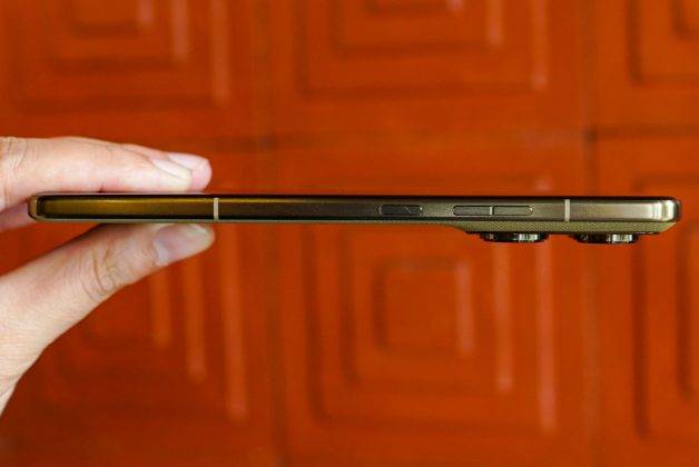 Menggenggam Motorola Signature, HP Flagship Ramping Berkamera Mumpuni