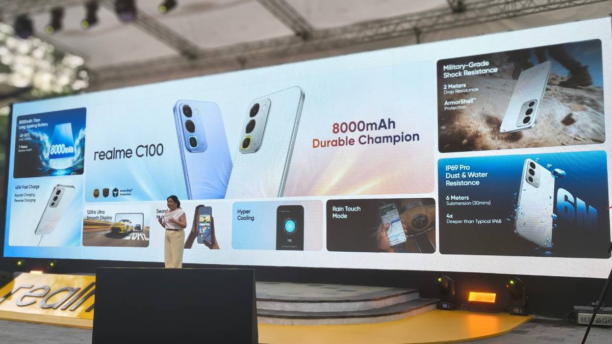 Penjabaran spesifikasi Realme C100 di panggung acara peluncuran di Universitas Katolik Atma Jaya, Jakarta (7/5/2026).
