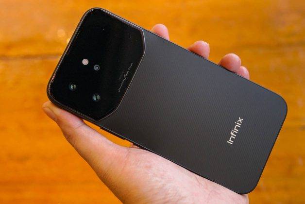Tampilan belakang Infinix Note 60 Ultra Pininfarina yang tampak seperti mobil balap khas Italia, modul kameranya dibuat rata dengan bodi belakang.