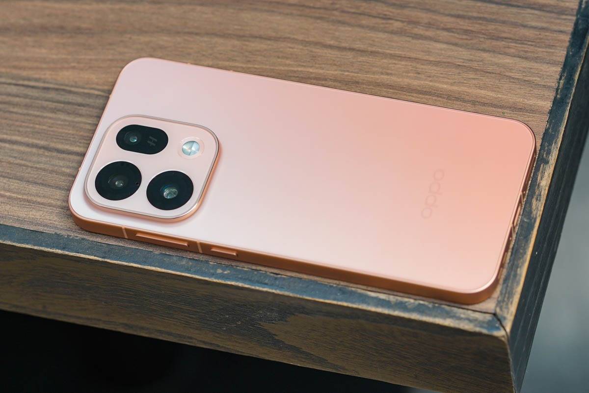 Bodi belakang Oppo Find X9s.