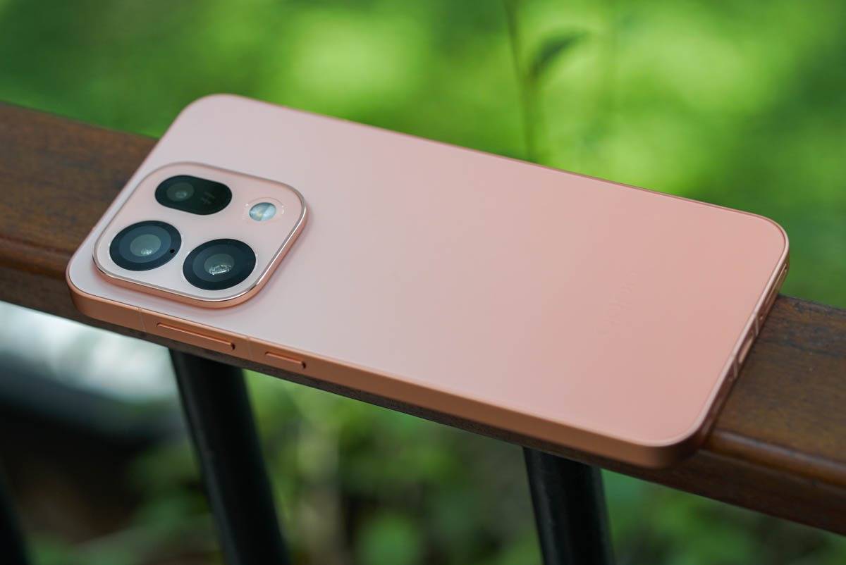 Bodi belakang Oppo Find X9s.