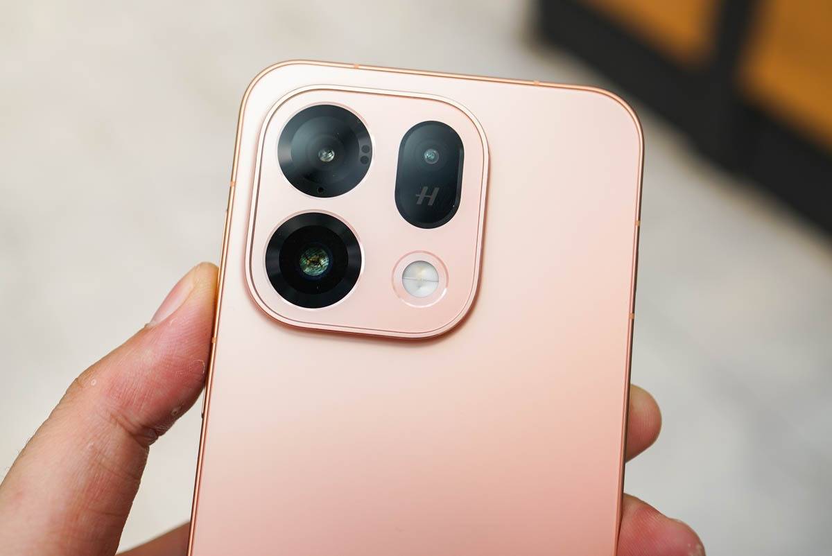 Modul kamera Oppo Find X9s, memuat tiga kamera yang masing-masingnya beresolusi 50 MP.