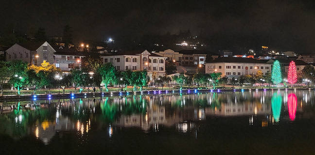 Nightography Samsung Galaxy S26 Ultra: Foto Gemerlap Malam di Kota Pegunungan Sapa, Vietnam