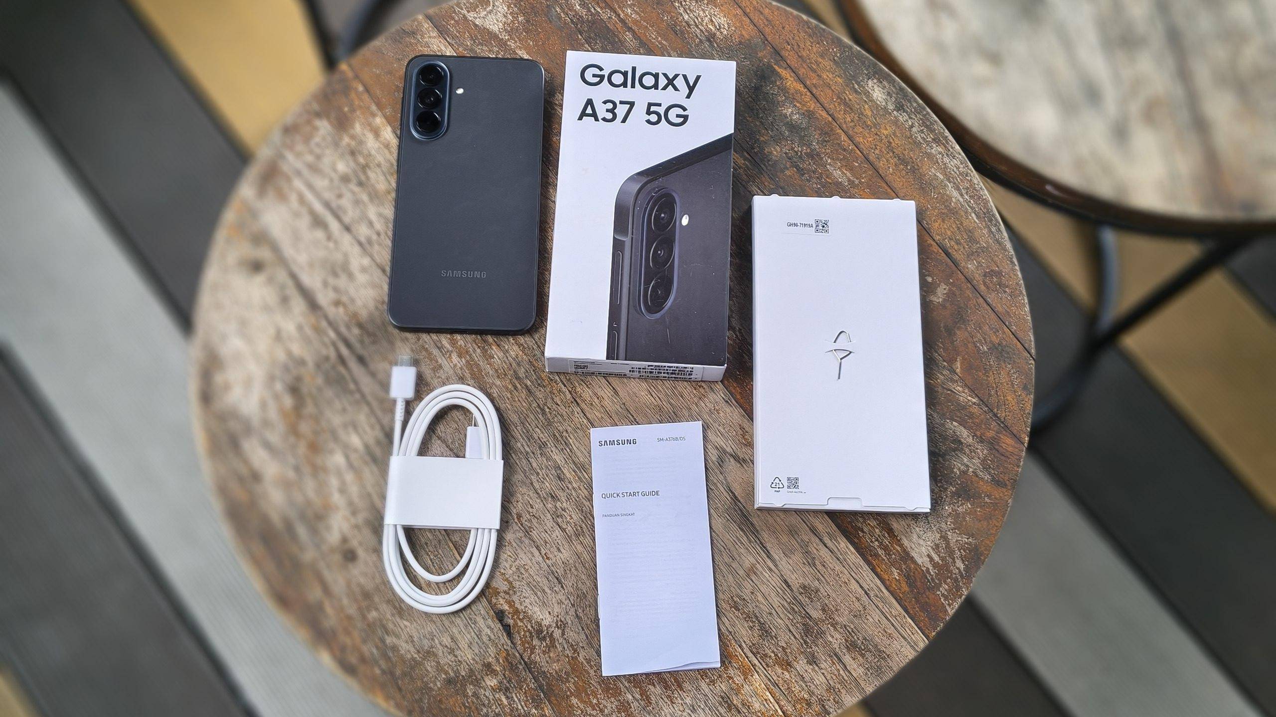 Isi kemasan Samsung Galaxy A37.