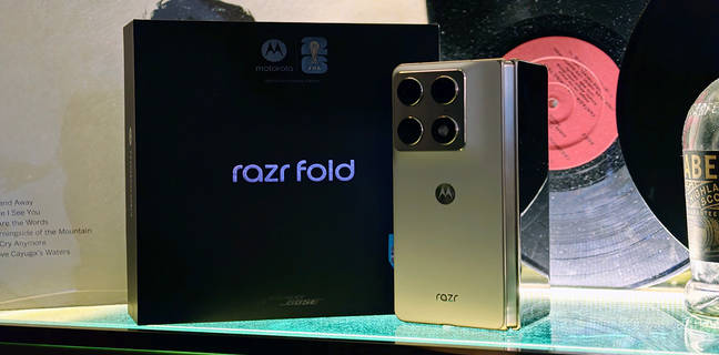 Unboxing HP Lipat Motorola Razr Fold di Jakarta, Begini Tampilannya
